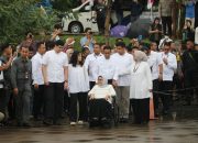 Kompak Berbaju Putih, Anies Dan Keluarga Nyoblos di TPS 60 Lebak Bulus