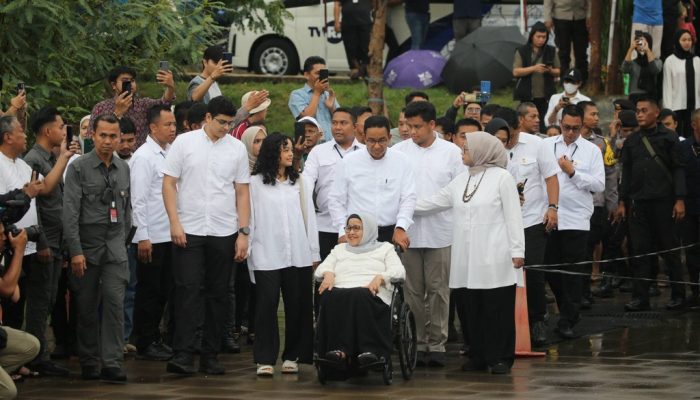 Kompak Berbaju Putih, Anies Dan Keluarga Nyoblos di TPS 60 Lebak Bulus