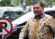 “Pake” Dasi Kuning, Sinyal Jokowi Ke Partai Golkar, Airlangga : Wellcome