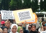 Pamflet “Jokowi Penjahat Demokrasi” Meriahkan Aksi Massa di Gedung KPU RI
