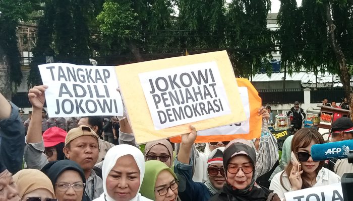 Pamflet “Jokowi Penjahat Demokrasi” Meriahkan Aksi Massa di Gedung KPU RI