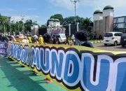 Bentrok… Massa Pro-Pemerintah Lempari GAP Jokowi Dengan Botol Air Mineral