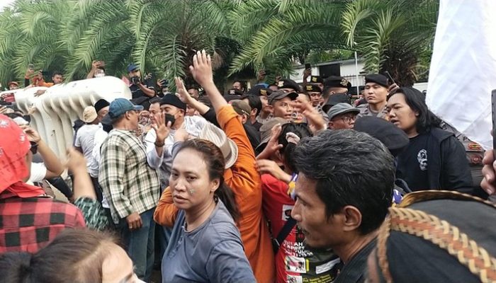 Ricuh… Massa Bobol Barikade, Paksa Masuk Gedung KPU