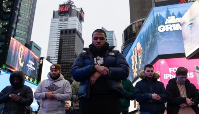 Muslim Amerika Tarawihan di Times Square New York, Nampak Bendera Palestina Berkibar