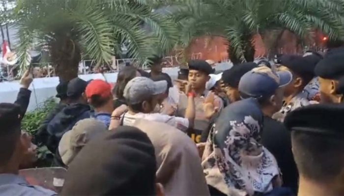 1 Maret di Depan Gedung KPU, Bentrok Massa Vs Aparat Polisi