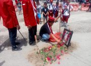 Jaksa Tak Becus, Marhaenis Turun Jalan, Ada “Kubur” Bupati Sula & Kajari di Terminal Pasar Basanohi