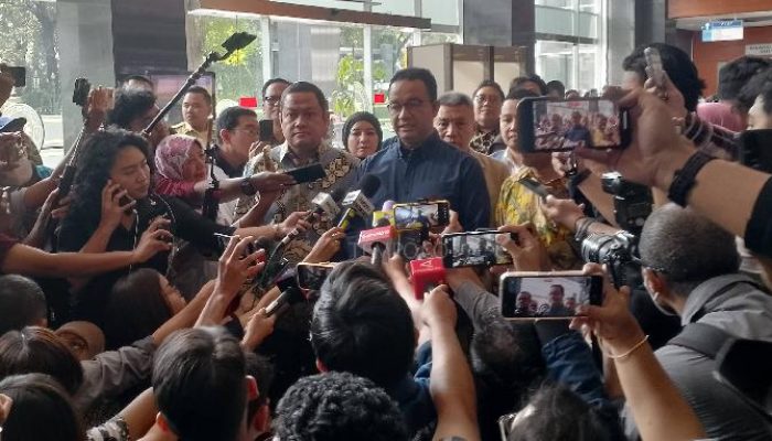 Hadir Sebagai Sahabat, Anies Jabat Erat Tangan Tom Lembong di PN Tipikor Jakarta Pusat