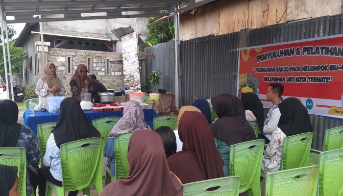 Dorong Program Ketahanan Pangan, UNKHAIR Ternate Latih Ibu-Ibu Kelurahan Jati Bikin Bakso Ayam