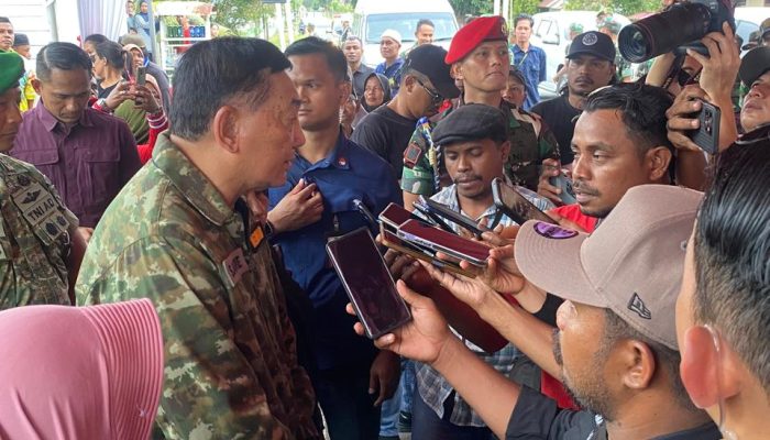 Menhan RI dan Wakil Panglima TNI Kunjungi Keluarga Pratu Anumerta Haris di Sanana