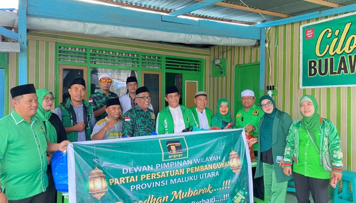 Berbagi Takjil, Menebar Bahagia : PPP Malut Berbagi ke Pengguna Jalan Kota Ternate
